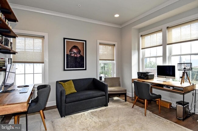 Building Photo - 1540 Levis St NE