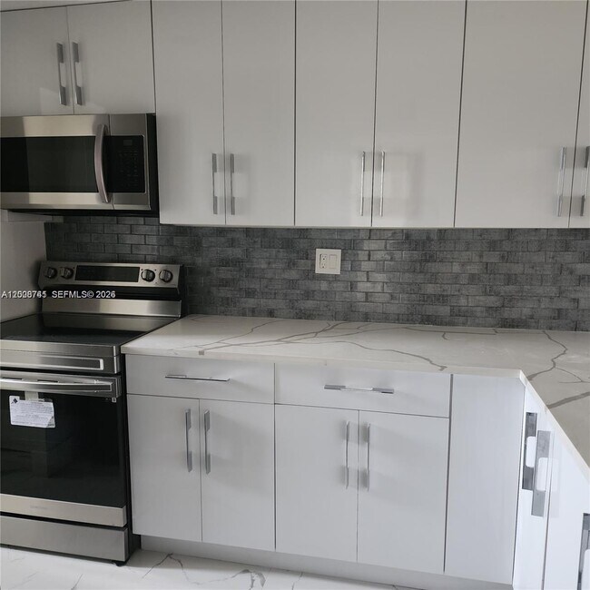 Building Photo - 8010 N Colony Cir