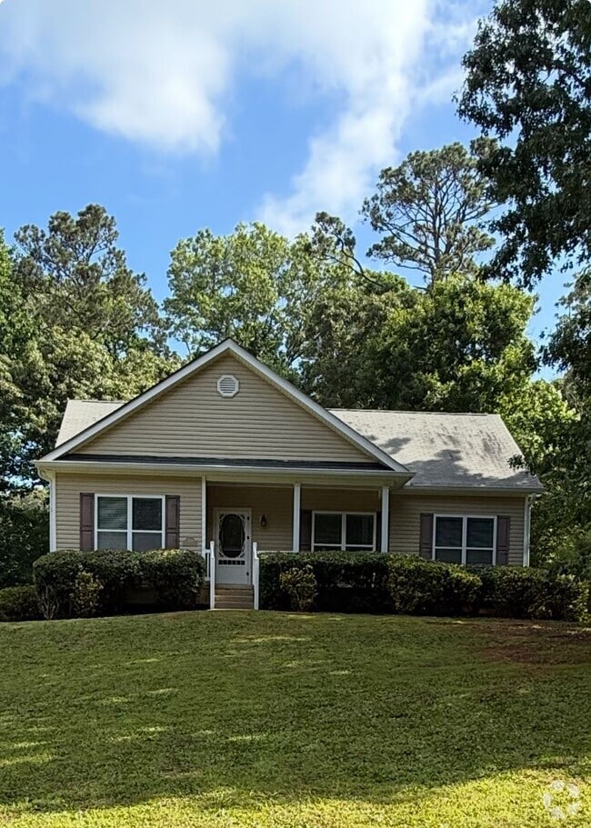Building Photo - Nicely appointed ranch on almost 1/2 acre!