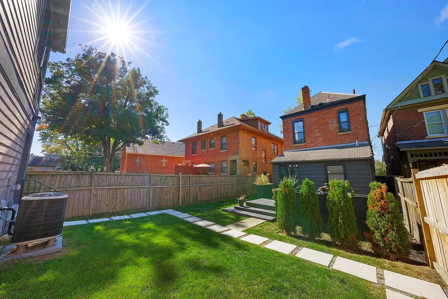 Building Photo - 854 Summit St