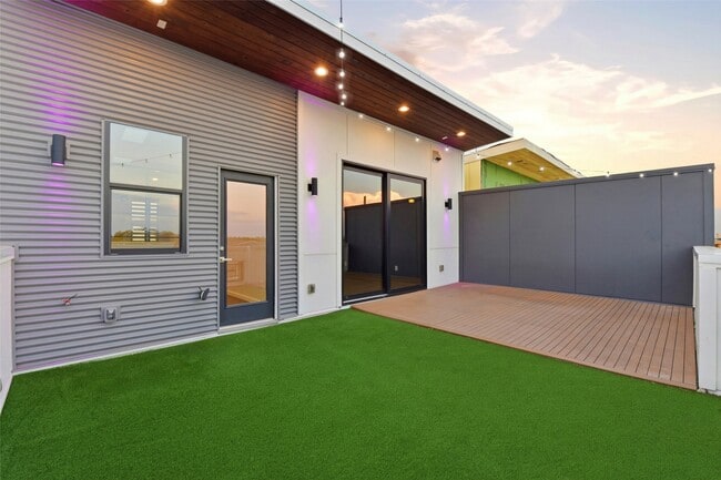 Building Photo - 529 Memorial Heights Dr