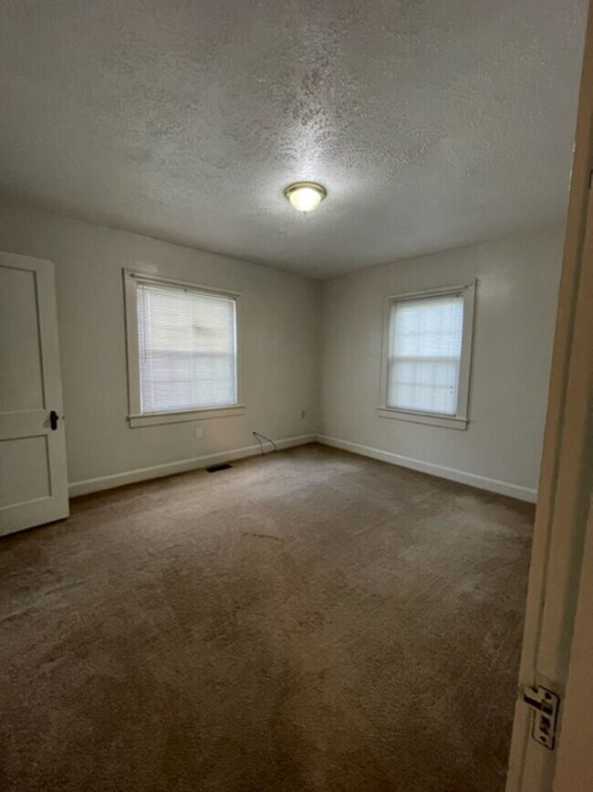 Building Photo - 2 bedroom, 1 bath home Short term or Long term lease options - Call Debra Johnson 865-591-8281