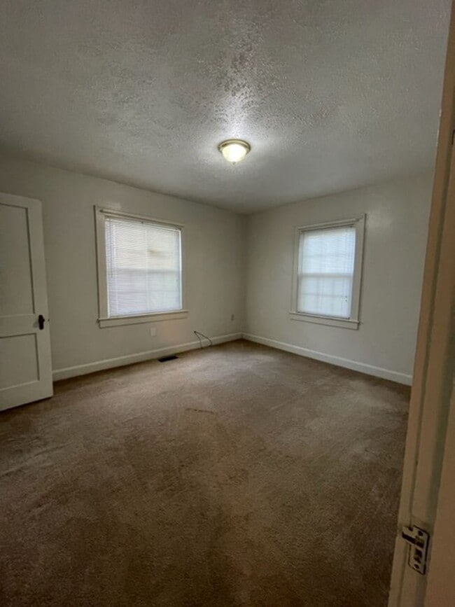 Building Photo - Maryville 37804 - 2 bedroom, 1 bath home Short term or Long term lease options - Call Debra Johns...