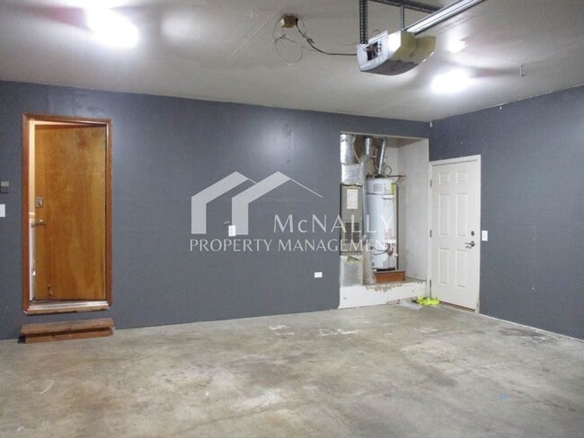 Building Photo - Beautiful 3 Bedroom, 1.75 Bathroom Welling...