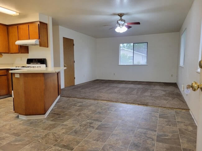 Building Photo - 1685 Cloverlawn Dr