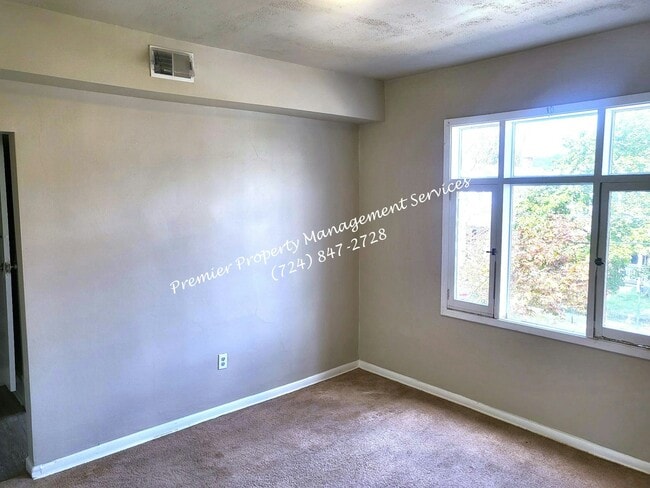 Building Photo - 709 Maplewood Ave