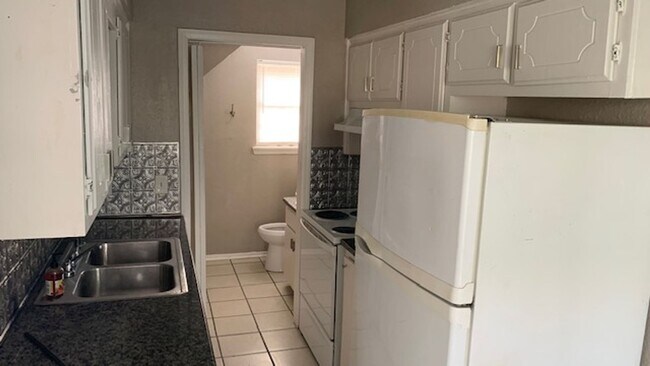 Building Photo - 2 Bedroom Townhome