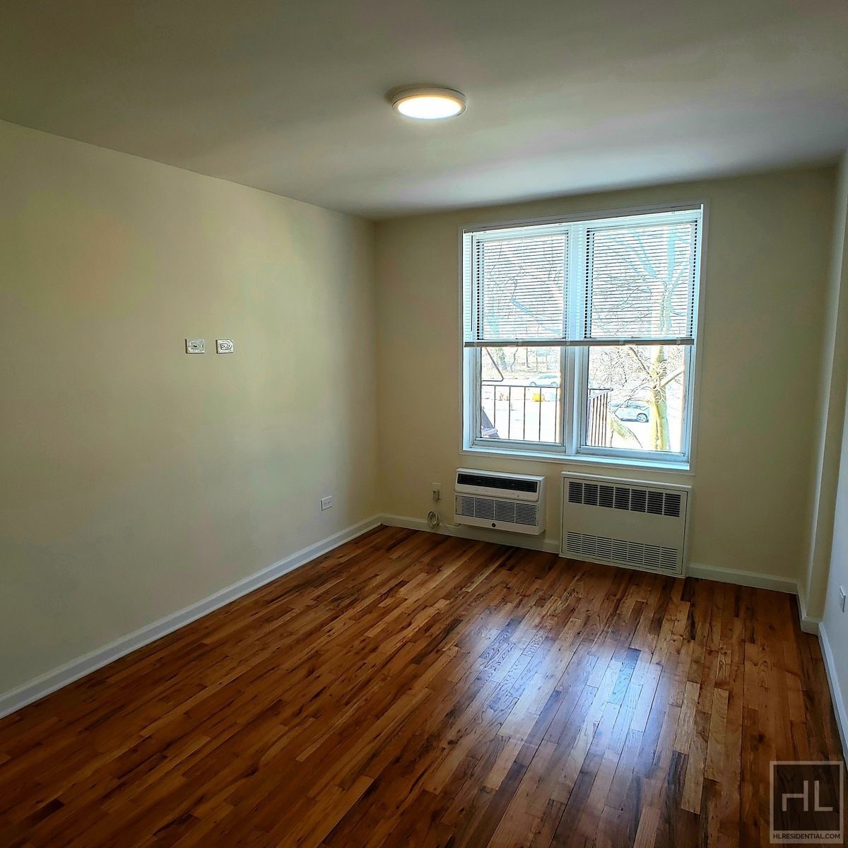 Building Photo - AMAZING 2 BEDROOM 2 BATH APARTMENT. WON'T ...