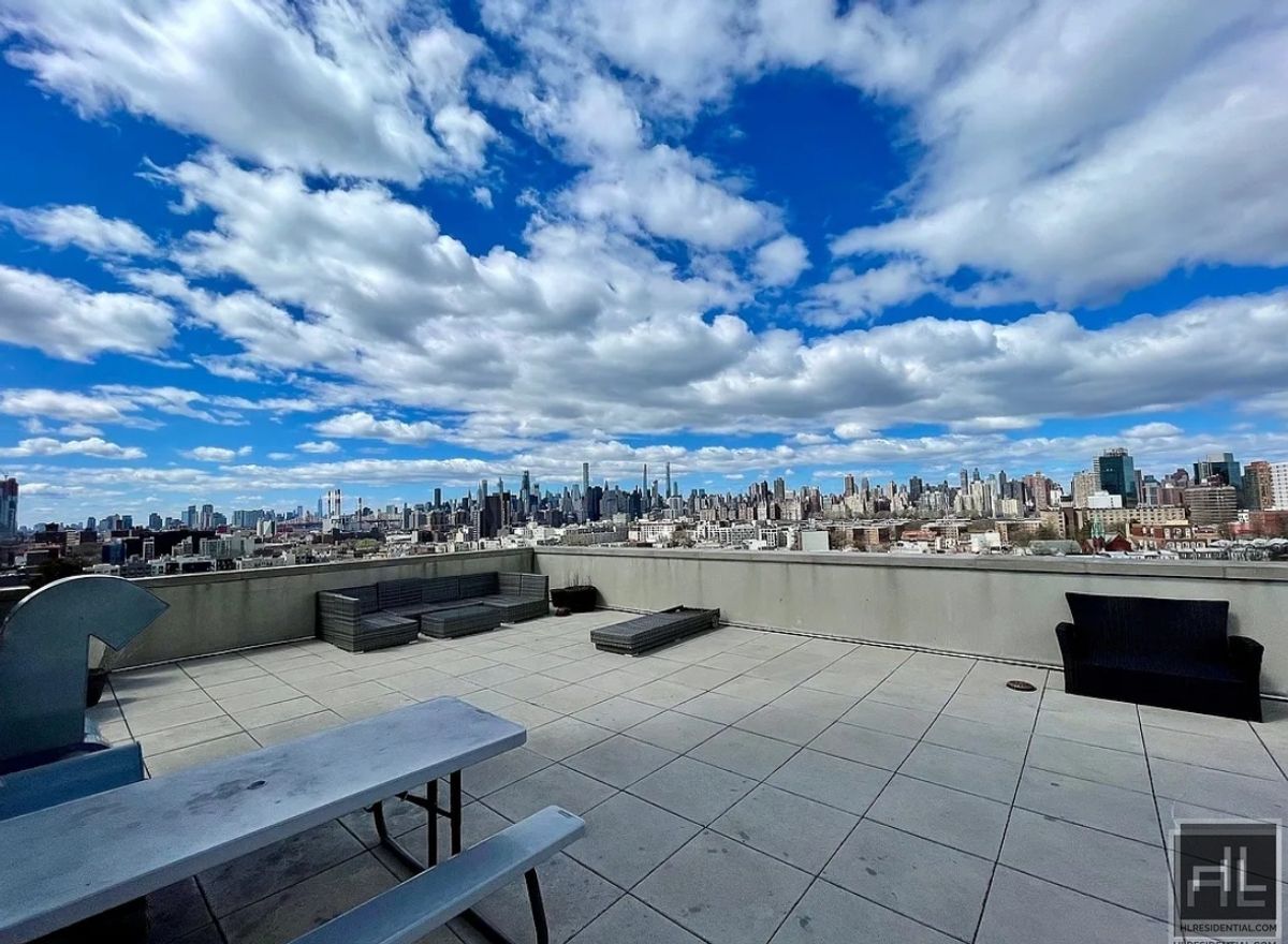 Building Photo - Stunning rent stabilized 1 bedroom with private balcony, onsite laundry, gym & roof deck