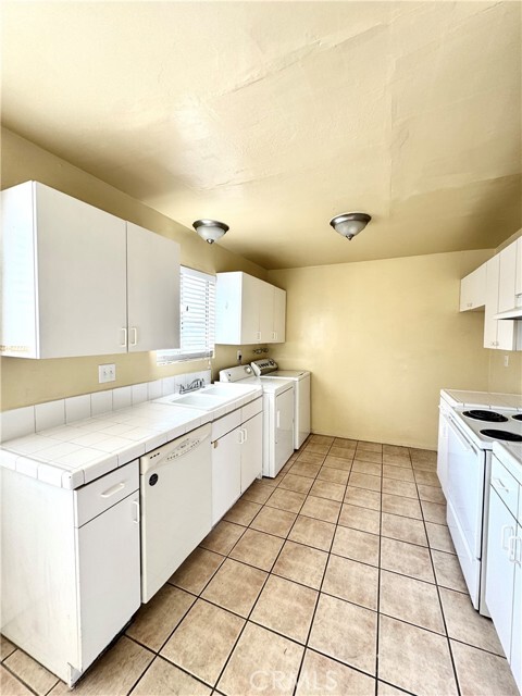 Building Photo - 2591 Hayes Dr