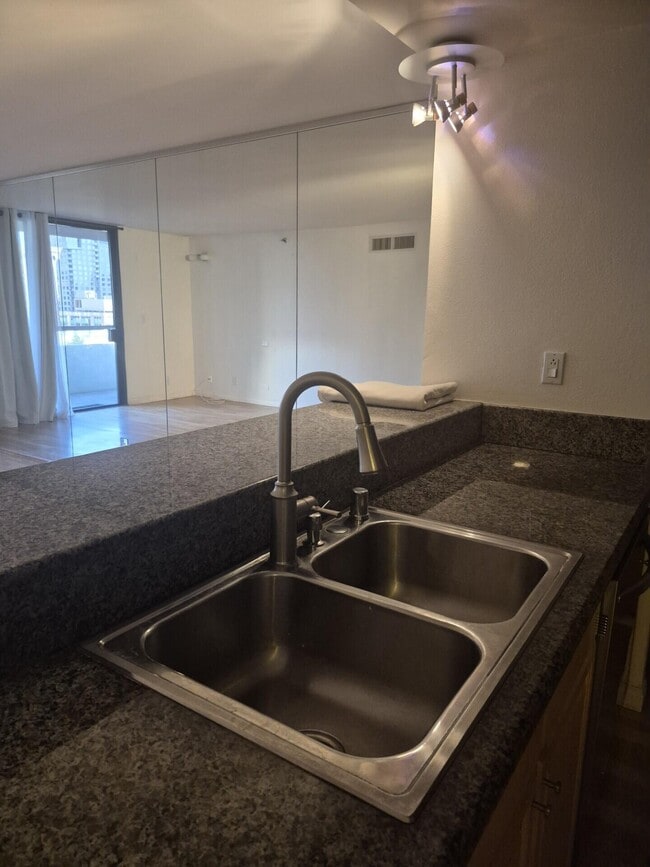 Building Photo - 600 W 9th St