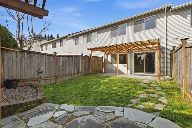 Building Photo - SILVER FIRS 3 BED 2.5 BATH TOWNHOUSE AVAILABLE NOW