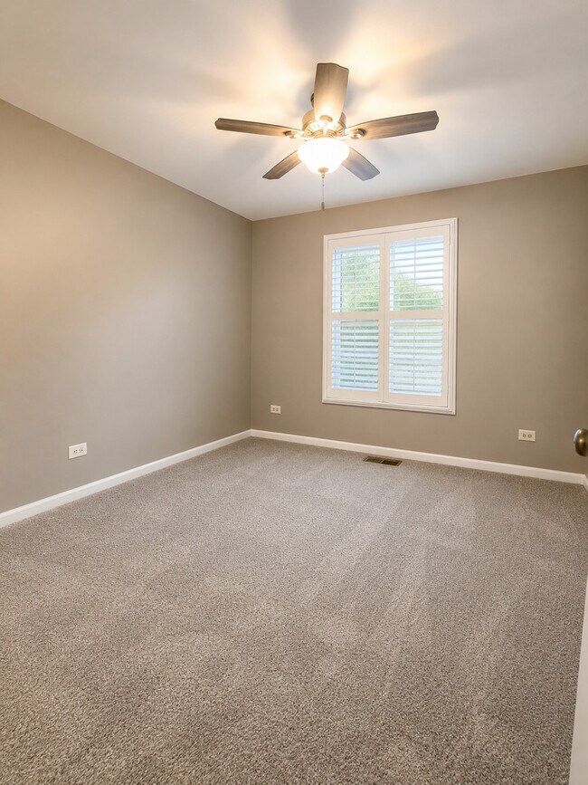 Building Photo - 1671 Grosvenor Cir