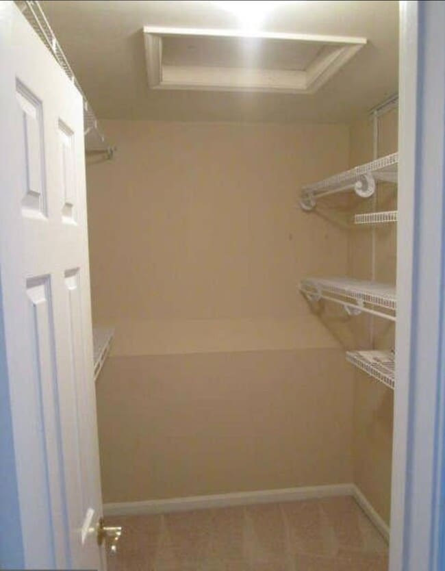Building Photo - Beautiful 3 Bed 2 Bath 2 Half Bath Brick T...