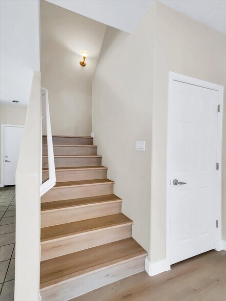 Building Photo - 1330 S Aaron