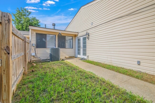 Building Photo - Precious 2/1 Townhome w/ Yard & Garage Available Now!