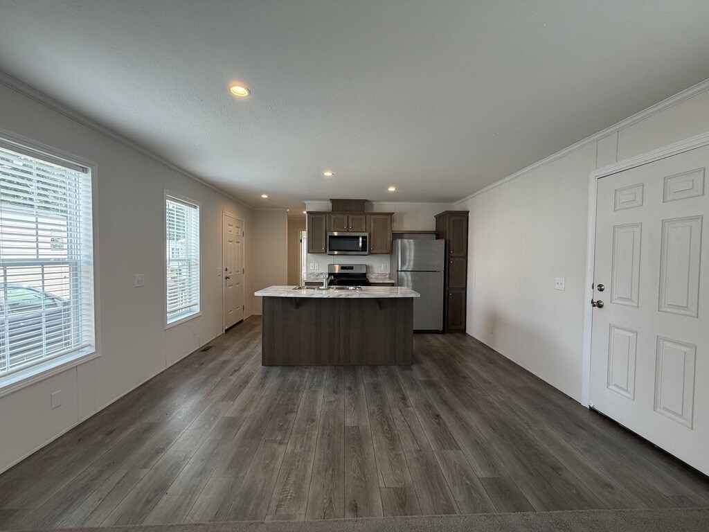 Building Photo - 15882 Villaire Ave