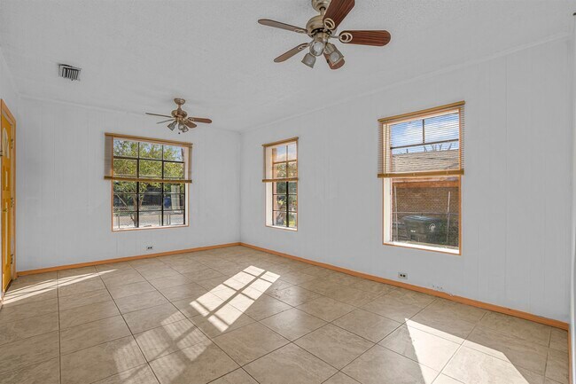 Building Photo - 1820 Aldama St