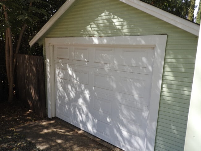 Building Photo - Beautiful home in Historic Folsom!