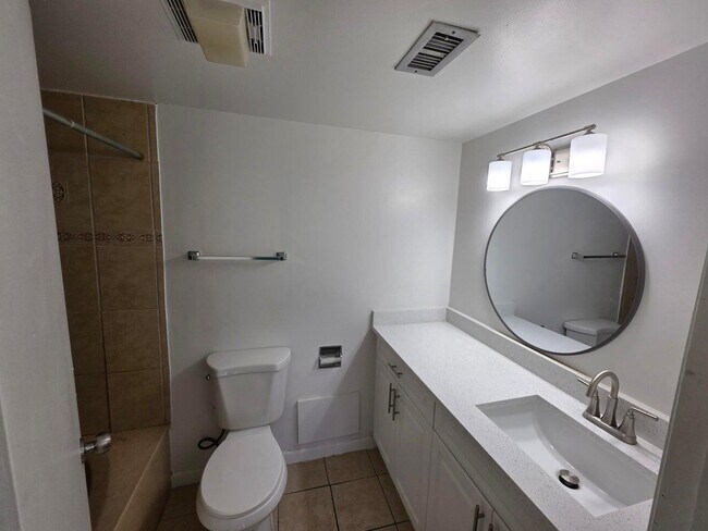 Building Photo - 3909 Victoria Dr