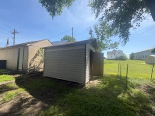 Building Photo - 2 Bed 1 Bath Home