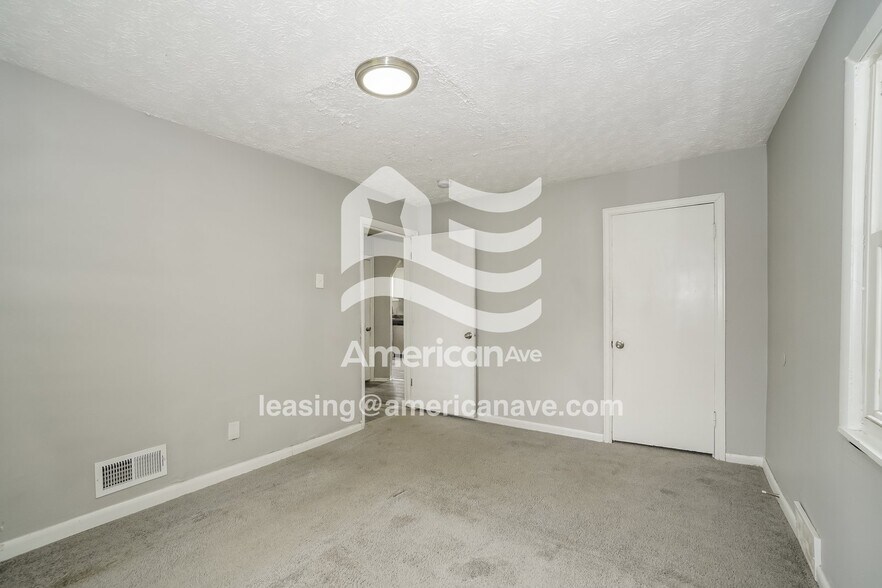 Building Photo - 982 E 14th Ave