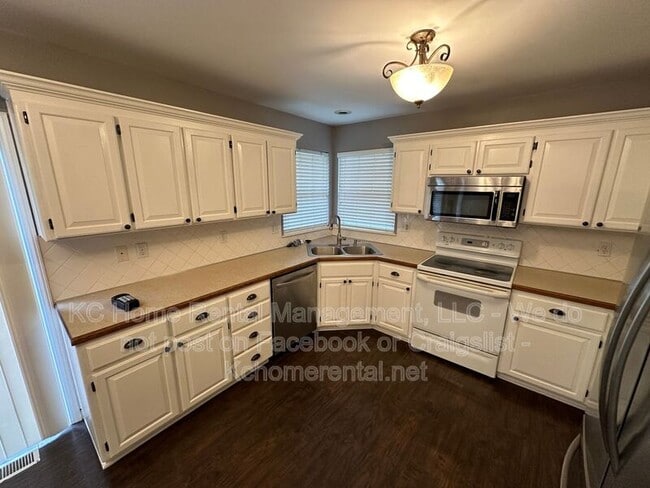 Building Photo - 625 NW Rosaceae Dr