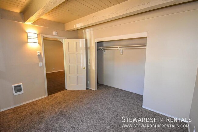 Building Photo - 2427 Miami Ln