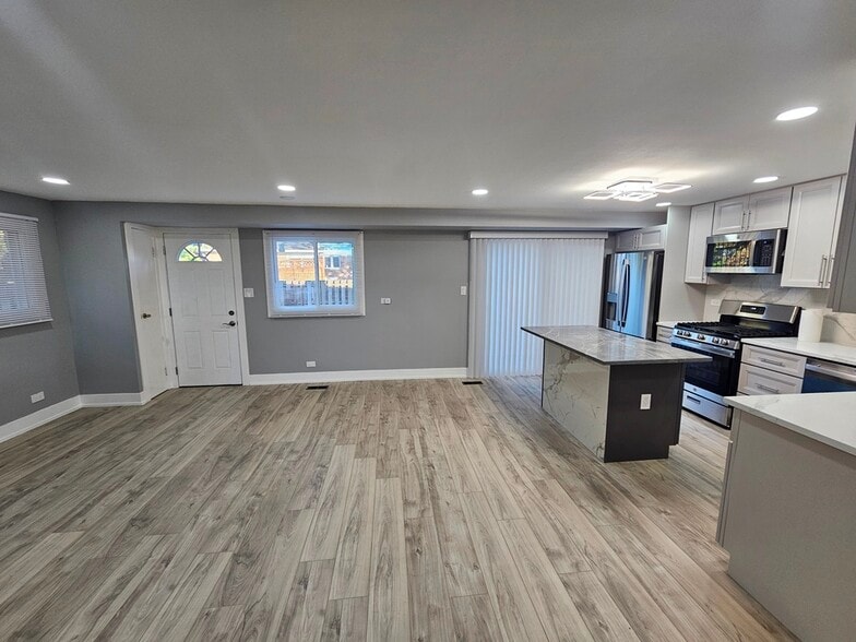 Building Photo - 1535 E Jane Ave