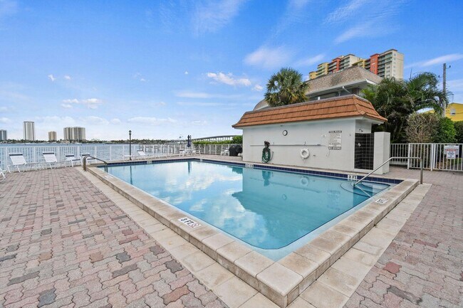 Building Photo - 2936 Lake Shore Dr
