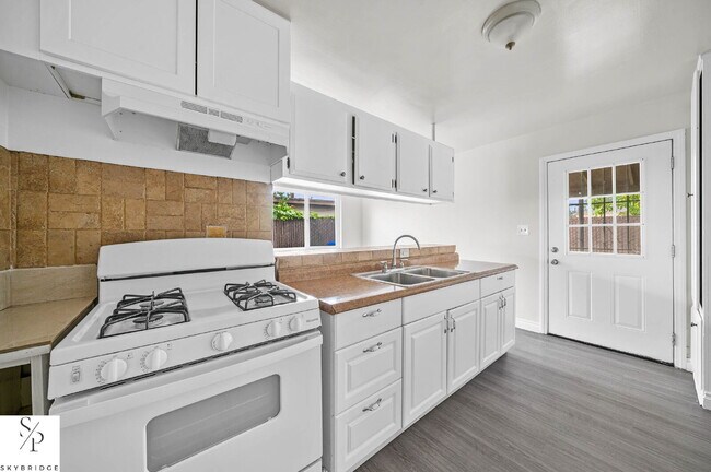 Building Photo - "Charming 2-Bed Sanctuary in the Heart of Downey – Your Ideal Urban Retreat Awaits!"
