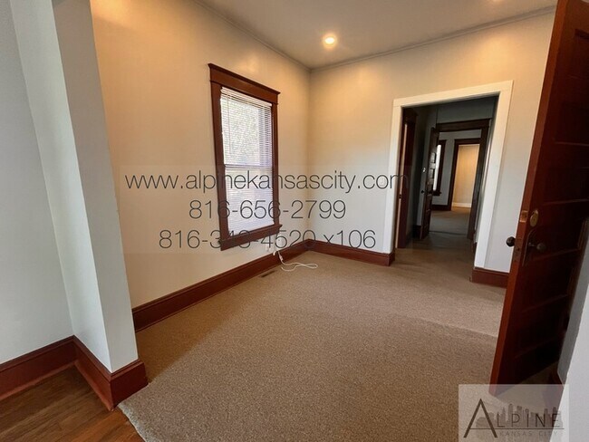 Building Photo - Cute HOUSE in Gillham Plaza, Gated Off Street Parking!