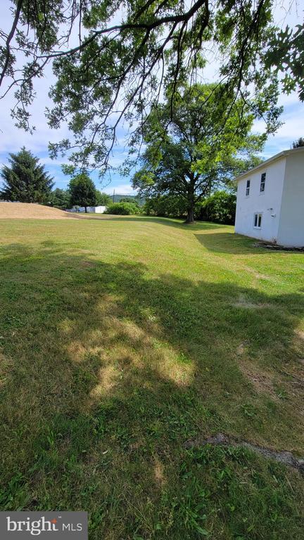 Building Photo - 9 School House Rd