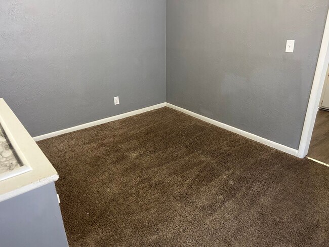 Building Photo - 2 Bedroom House