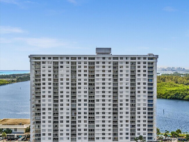 Building Photo - 500 Bayview Dr