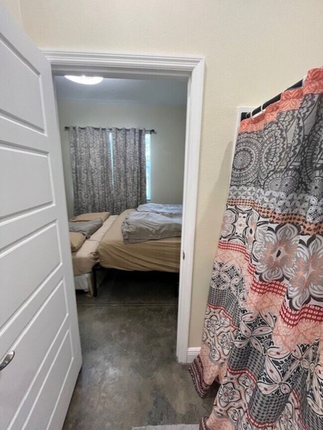 Building Photo - Gorgeous Fully Furnished 4BR/3BA Home – Id...