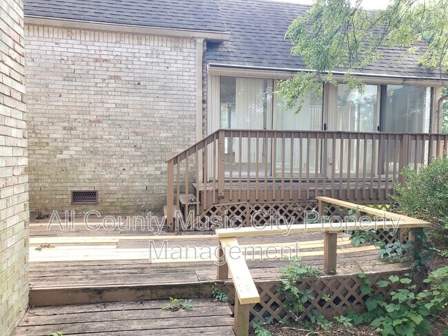 Building Photo - 553 Owendale Dr