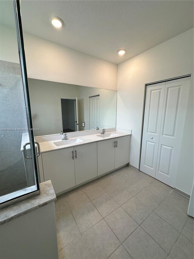 Building Photo - 2681 SE 11th St