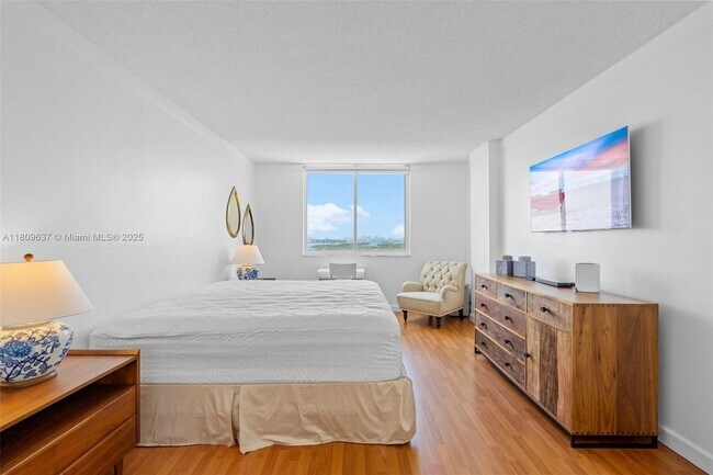 Building Photo - 300 Bayview Dr