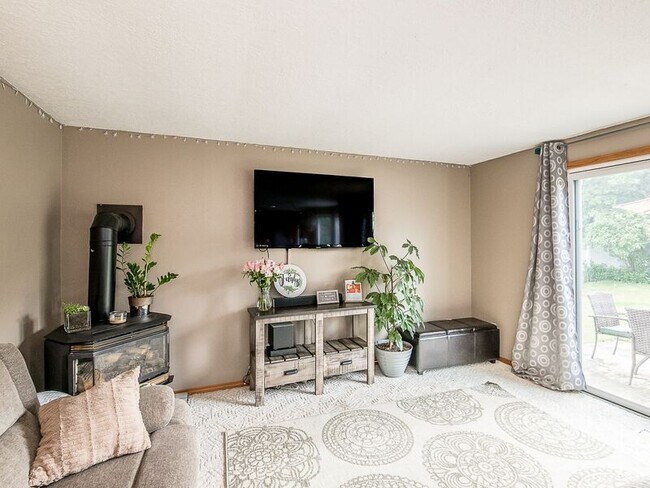 Building Photo - 1810 NE Estate Dr