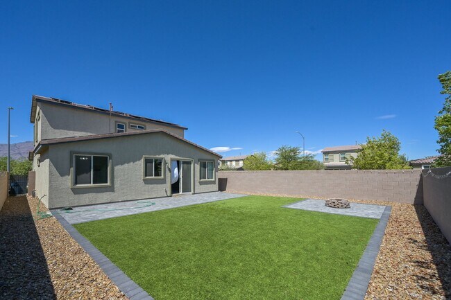 Building Photo - NW!! Solar!!  Gated!!  Bed and bath downst...