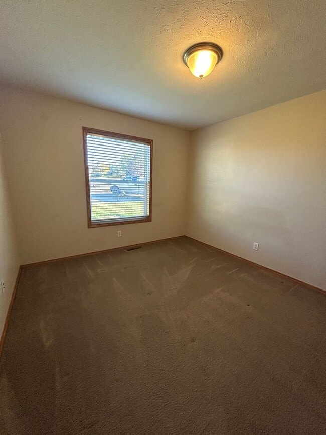 Building Photo - Cute 3 bedroom Duplex for Rent!