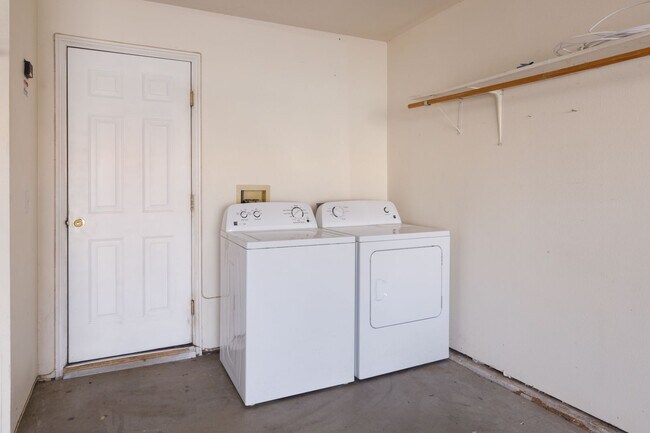 Building Photo - 3-bedroom 2-bathroom town house with a double car garage, freshly painted and new carpet.