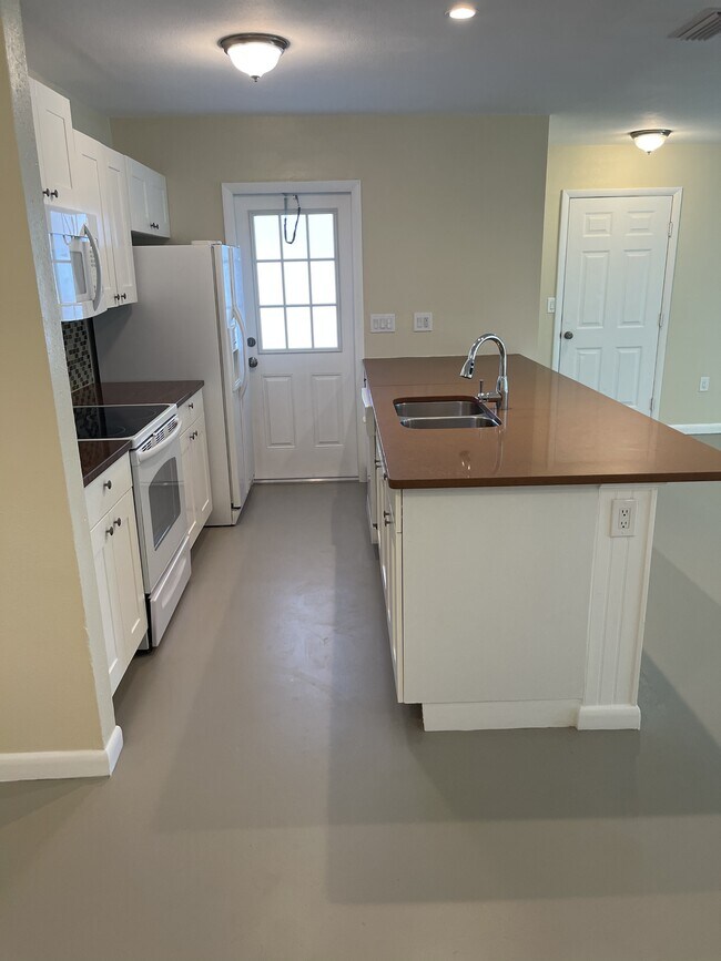 Building Photo - 6185 Deming Ave