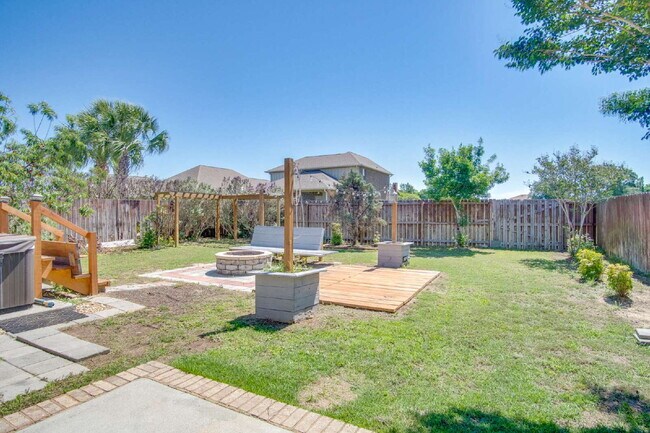 Building Photo - Highly desired 4/2.5 Gulf Breeze Home with hot tub!
