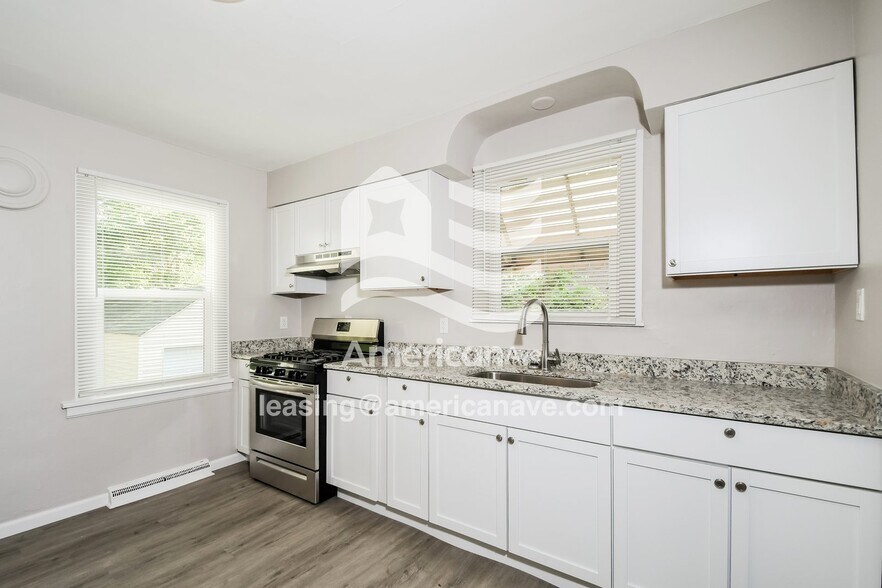 Building Photo - 1017 Lakeview Ave