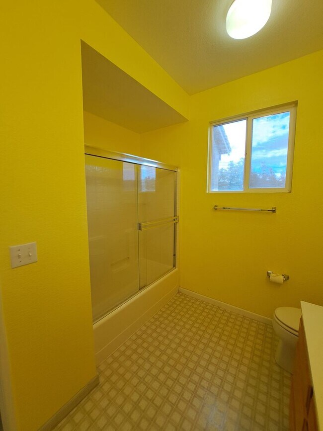 Building Photo - Expansive 3 bedroom/2.5 Bath Home in Corde...
