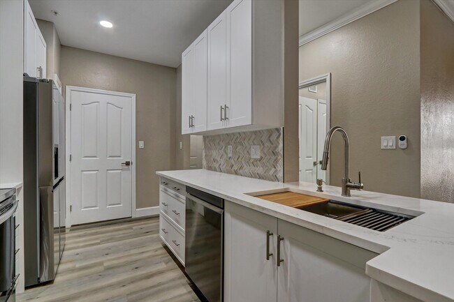 Building Photo - 5000 Culbreath Key Way