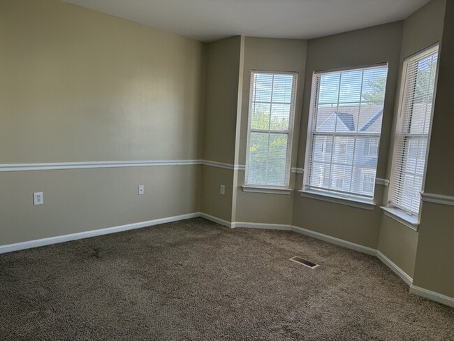 Building Photo - 1323 Hampshire Dr