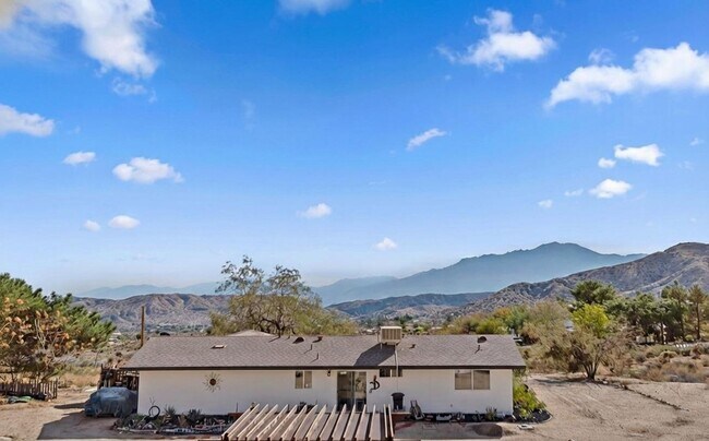 Building Photo - 3 bedroom 1.5 bathroom with amazing views of Morongo Valley